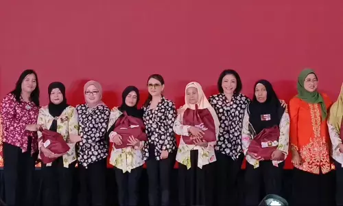 Perjuangan buruh pengupas bawang dirayakan Komunitas Kebaya Jakarta Perjuangan buruh pengupas bawang dirayakan Komunitas Kebaya Jakarta