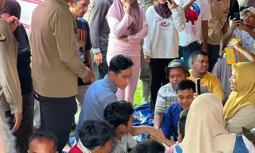 Tinjau lokasi banjir di Agam Sumbar, Wapres pastikan layanan pengungsi berjalan baik Tinjau lokasi banjir di Agam Sumbar, Wapres pastikan layanan pengungsi berjalan baik