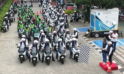 Gelar konvoi motor listrik bersama ojol, PLN kampanyekan kendaraan rendah emisi
