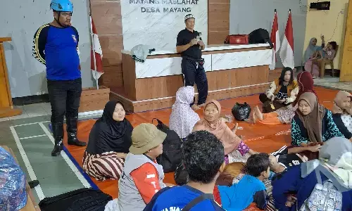 Banjir dan longsor terjang Cisalak, Subang, puluhan warga mengungsi Banjir dan longsor terjang Cisalak, Subang, puluhan warga mengungsi