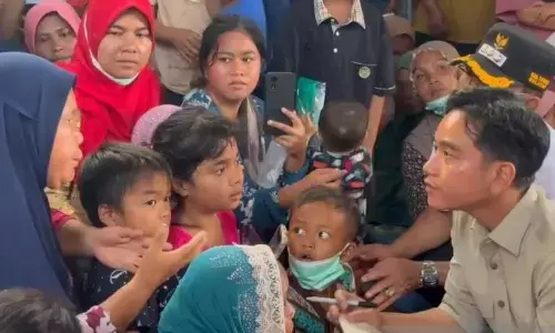 Gibran catat keluhan korban di posko Tapanuli Selatan pada buku saku Gibran catat keluhan korban di posko Tapanuli Selatan pada buku saku