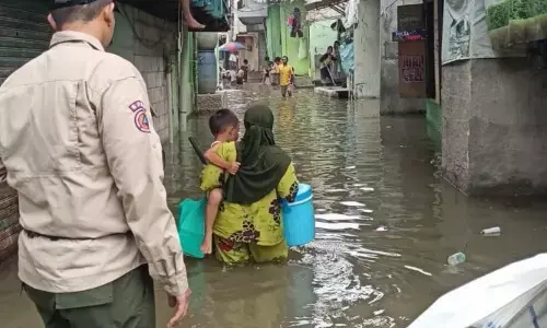 Sejumlah lokasi di Jakut masih terendam banjir rob pada Kamis malam