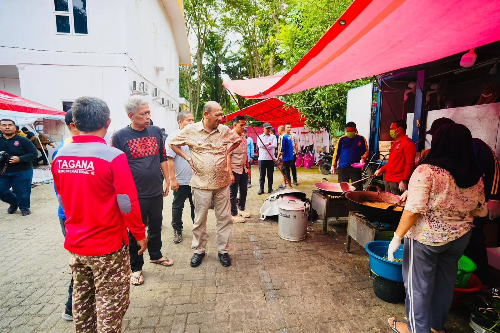 Wamensos tinjau dapur umum dan salurkan bantuan korban banjir Langkat