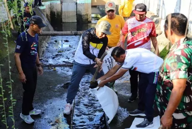 Pimpin pembersihan tiga saluran utama, Bupati Kudus: Untuk antisipasi banjir