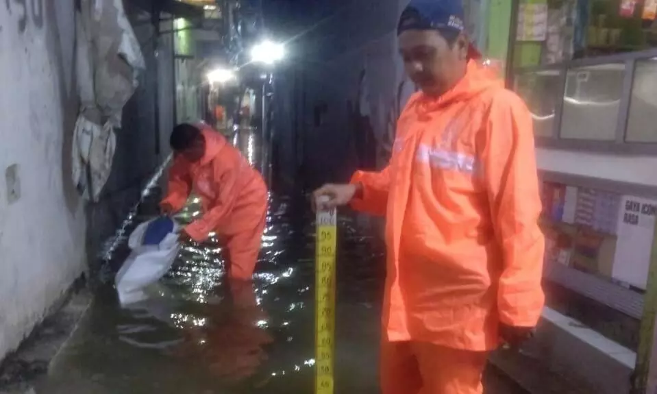 Tanggul Pelindo Muara Baru dilakukan penambalan