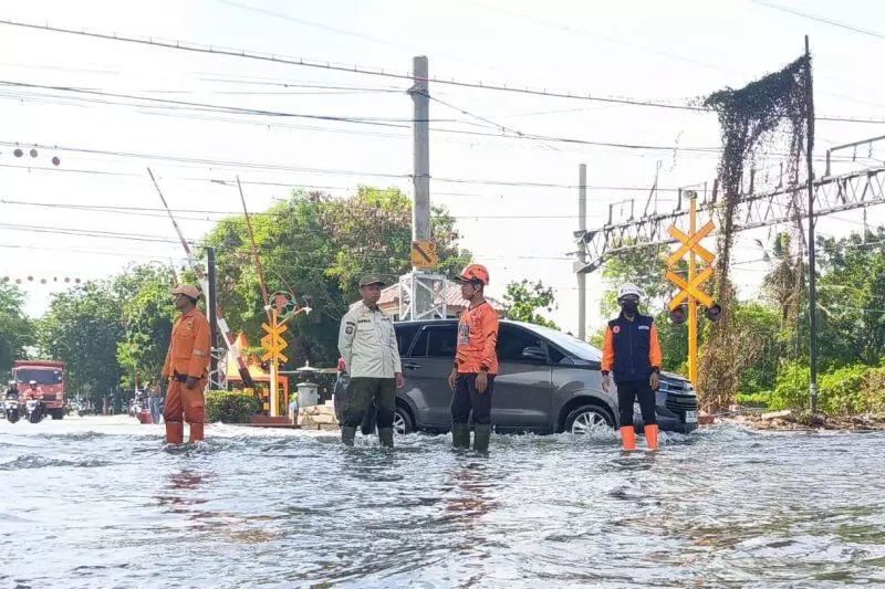 BPBD: ketinggian banjir rob terus naik di Jalan RE Martadinata
