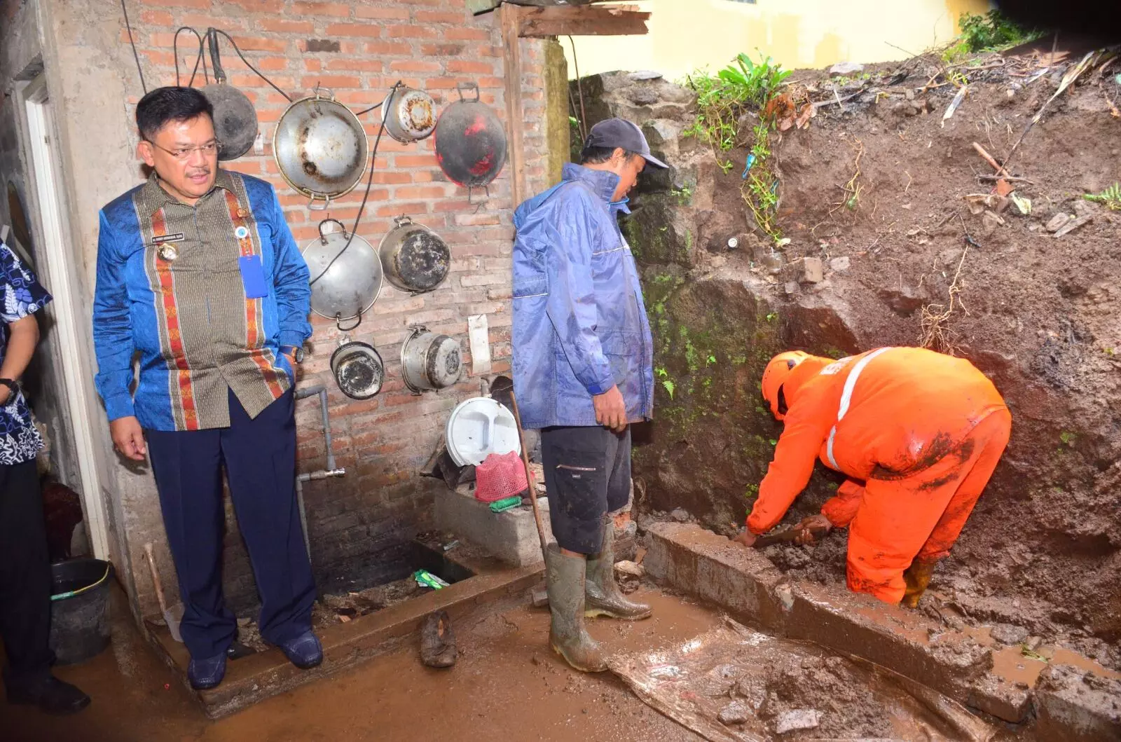 Hujan deras guyur Salatiga akibatkan talud longsor