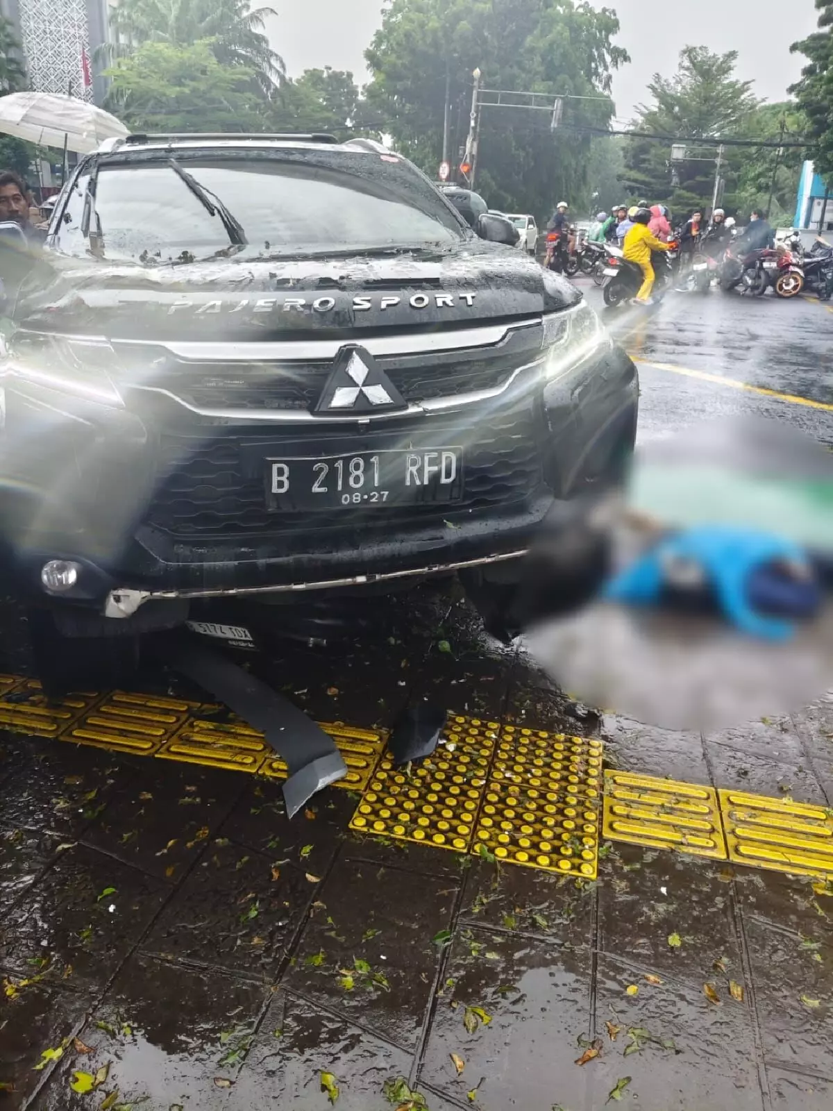 Pajero hilang kendali tabrak pemotor di Rawamangun Jakarta Timur