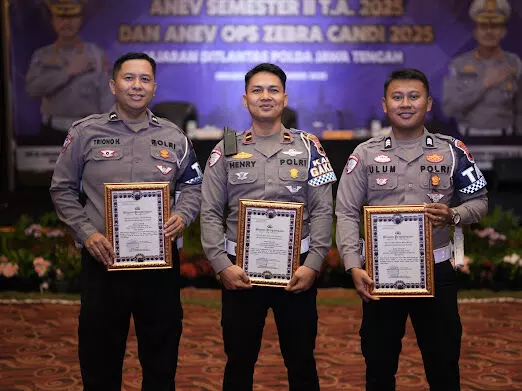 Polda Jateng beri penghargaan tiga personel Satlantas Polres Tegal ungkap kasus tabrak lari
