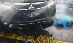 Pajero hilang kendali tabrak pemotor di Rawamangun Jakarta Timur Pajero hilang kendali tabrak pemotor di Rawamangun Jakarta Timur