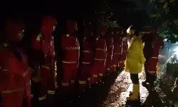 Polisi evakuasi 100 KK usai peristiwa longsor di Arjasari Bandung Polisi evakuasi 100 KK usai peristiwa longsor di Arjasari Bandung