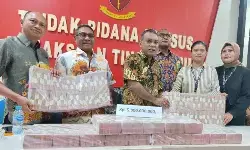 Ketua PB PON Papua kembalikan lagi Rp 5 miliar ke jaksa Ketua PB PON Papua kembalikan lagi Rp 5 miliar ke jaksa