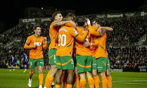 Valencia dan Sevilla melaju mulus ke 32 besar Valencia dan Sevilla melaju mulus ke 32 besar