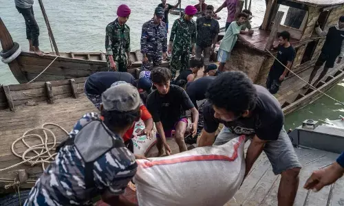 TNI AL kerahkan KRI Dr Soeharso untuk antar logistik ke Aceh TNI AL kerahkan KRI Dr Soeharso untuk antar logistik ke Aceh