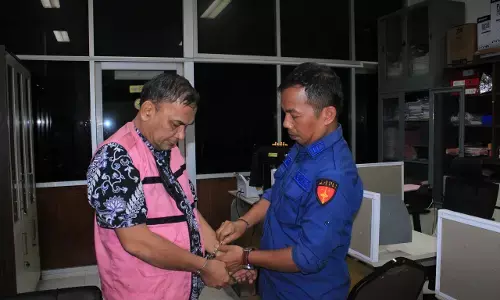 Kejati Sumut tahan Kadisdik Tebing Tinggi dugaan korupsi pengadaan smartboard SMPN Tahun 2024