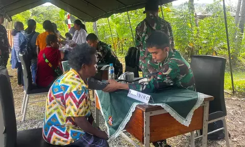 TNI AD Rindam XVII/Cenderawasih gelar pengobatan gratis bagi warga Toladan, Sentani TNI AD Rindam XVII/Cenderawasih gelar pengobatan gratis bagi warga Toladan, Sentani