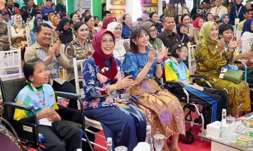 Selvi Gibran dan Fatma Saifullah di peringatan Hari Disabilitas Internasional 2025 Selvi Gibran dan Fatma Saifullah di peringatan Hari Disabilitas Internasional 2025