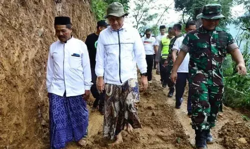 Tinjau progres pembukaan jalan Rahtawu-Soco, Bupati Kudus: Jalur evakuasi saat longsor Tinjau progres pembukaan jalan Rahtawu-Soco, Bupati Kudus: Jalur evakuasi saat longsor