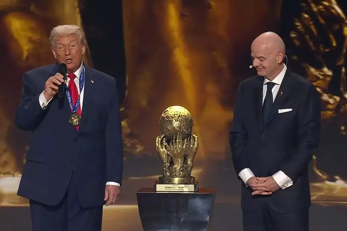 Trump dapat penghargaan perdamaian perdana dari FIFA Trump dapat penghargaan perdamaian perdana dari FIFA
