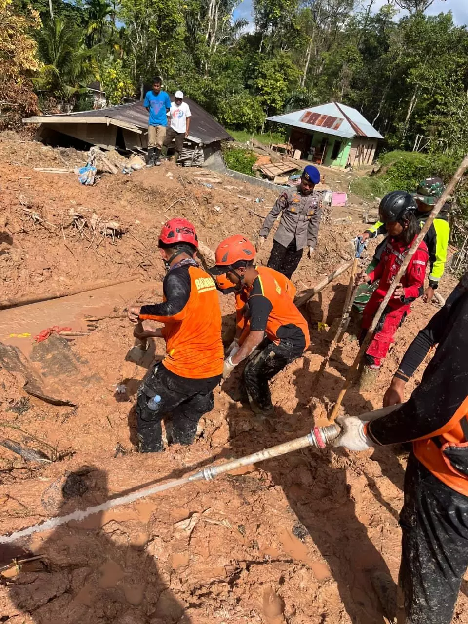 Tim SAR Gabungan kembali temukan korban longsor di Adian Koting Tapanuli Utara Tim SAR Gabungan kembali temukan korban longsor di Adian Koting Tapanuli Utara