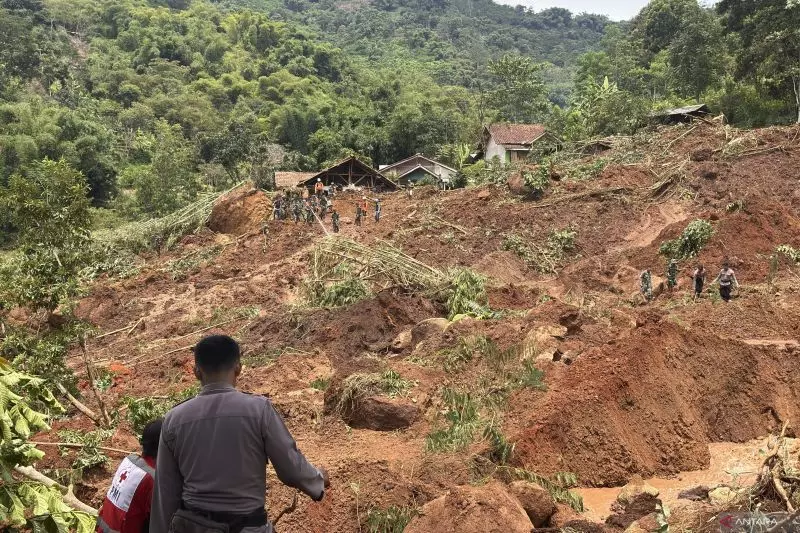 Tim SAR cari tiga korban tertimbun longsor di Arjasari Bandung Tim SAR cari tiga korban tertimbun longsor di Arjasari Bandung