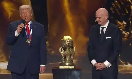 Trump dapat penghargaan perdamaian perdana dari FIFA Trump dapat penghargaan perdamaian perdana dari FIFA