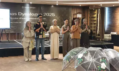 Daun kelapa sawit, inspirasi Ratih Wahyu Saputri dalam rancangan busananya Daun kelapa sawit, inspirasi Ratih Wahyu Saputri dalam rancangan busananya