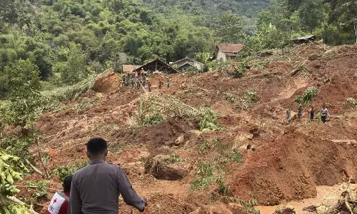 Tim SAR cari tiga korban tertimbun longsor di Arjasari Bandung