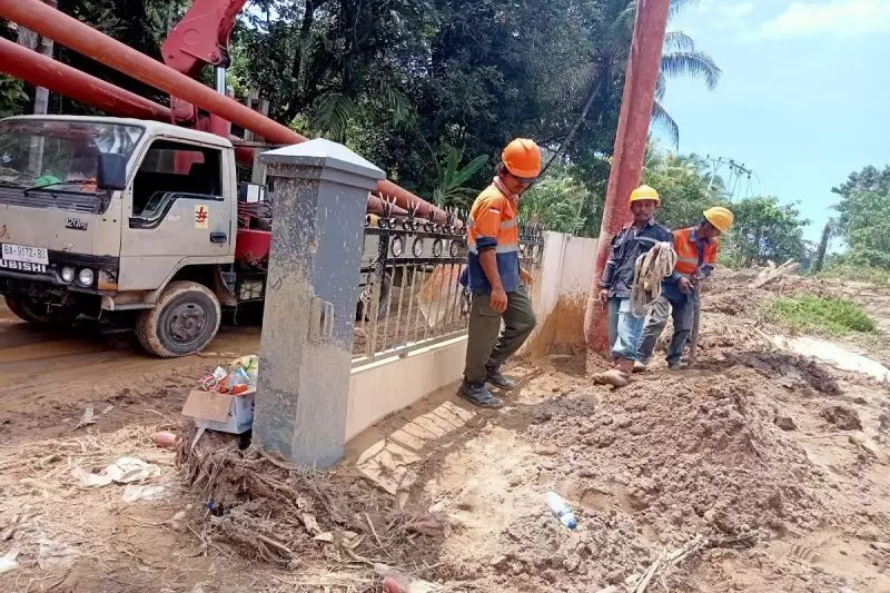 PLN pastikan pemulihan listrik Sumbar capai 100 persen PLN pastikan pemulihan listrik Sumbar capai 100 persen