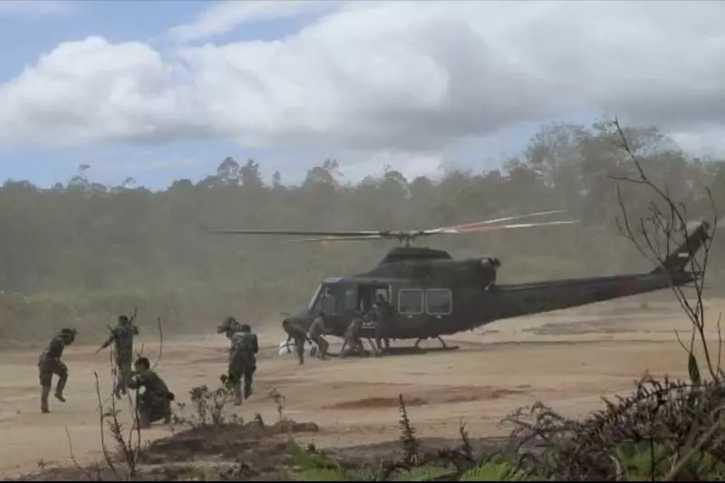 TNI kembali salurkan bantuan ke desa terisolasi di Taput TNI kembali salurkan bantuan ke desa terisolasi di Taput