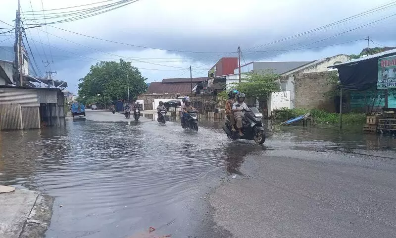 Banjir rob genangi rumah warga di Kampung Opas Pangkalpinang Banjir rob genangi rumah warga di Kampung Opas Pangkalpinang