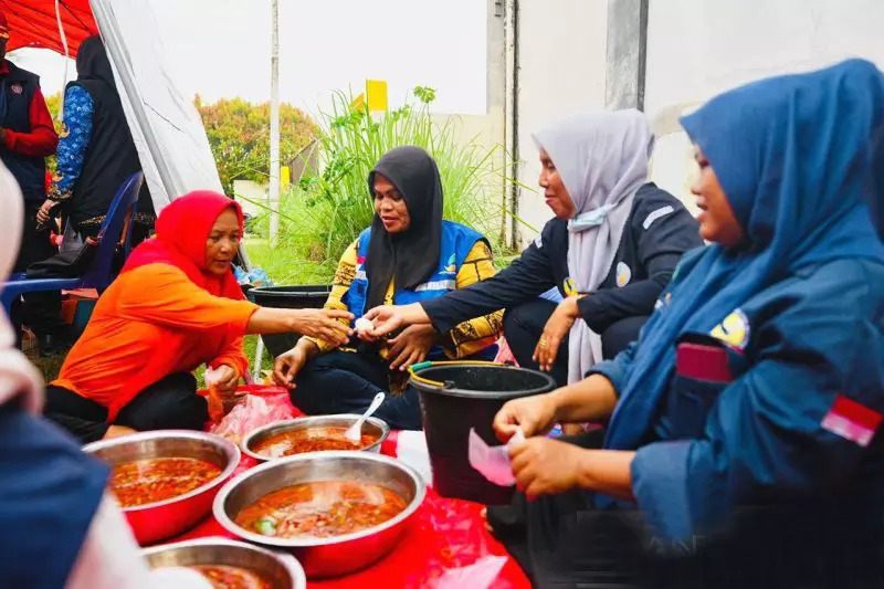 164.000 porsi makanan disalurkan tiap hari untuk bantu korban banjir 164.000 porsi makanan disalurkan tiap hari untuk bantu korban banjir