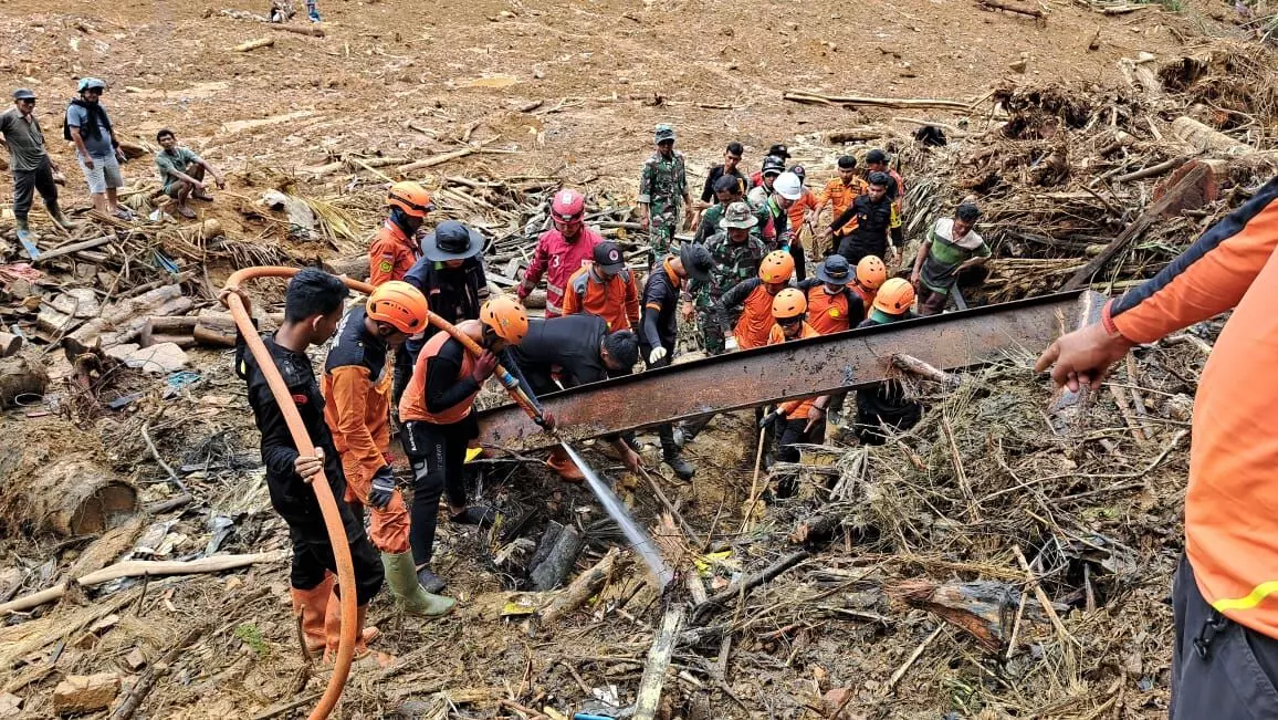 SAR gabungan temukan 3 orang korban banjir dan tanah longsor di Kabupaten Tapteng SAR gabungan temukan 3 orang korban banjir dan tanah longsor di Kabupaten Tapteng