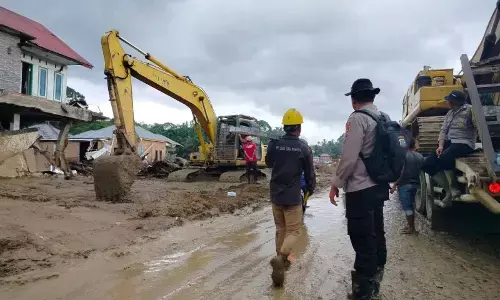 Jalan Palembayan ditutup sementara untuk pembersihan material banjir Jalan Palembayan ditutup sementara untuk pembersihan material banjir