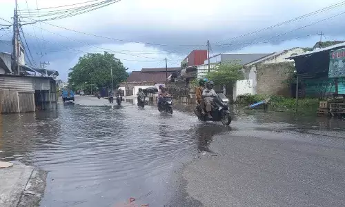 Banjir rob genangi rumah warga di Kampung Opas Pangkalpinang Banjir rob genangi rumah warga di Kampung Opas Pangkalpinang