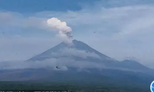 Gunung Semeru empat kali erupsi dengan tinggi letusan 1 km Gunung Semeru empat kali erupsi dengan tinggi letusan 1 km