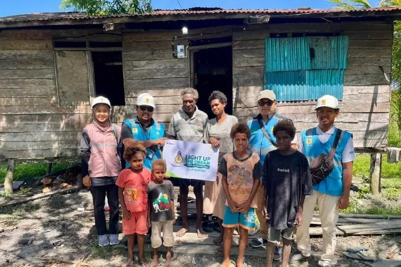 PLN bagikan akses listrik gratis ke 27 keluarga di Papua