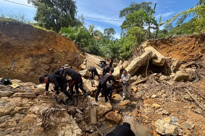 Brimob Polda Kaltara perbaiki jembatan roboh di perbatasan