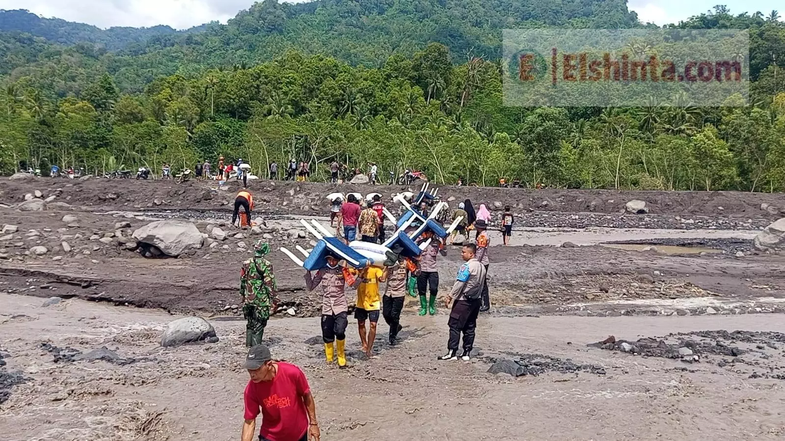 Polisi evakuasi barang milik warga terdampak bencana erupsi Semeru
