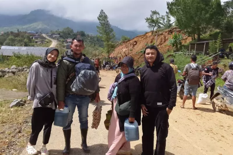 Warga Aceh Tengah tempuh jalan kaki ke Lhokseumawe mencari beras Warga Aceh Tengah tempuh jalan kaki ke Lhokseumawe mencari beras