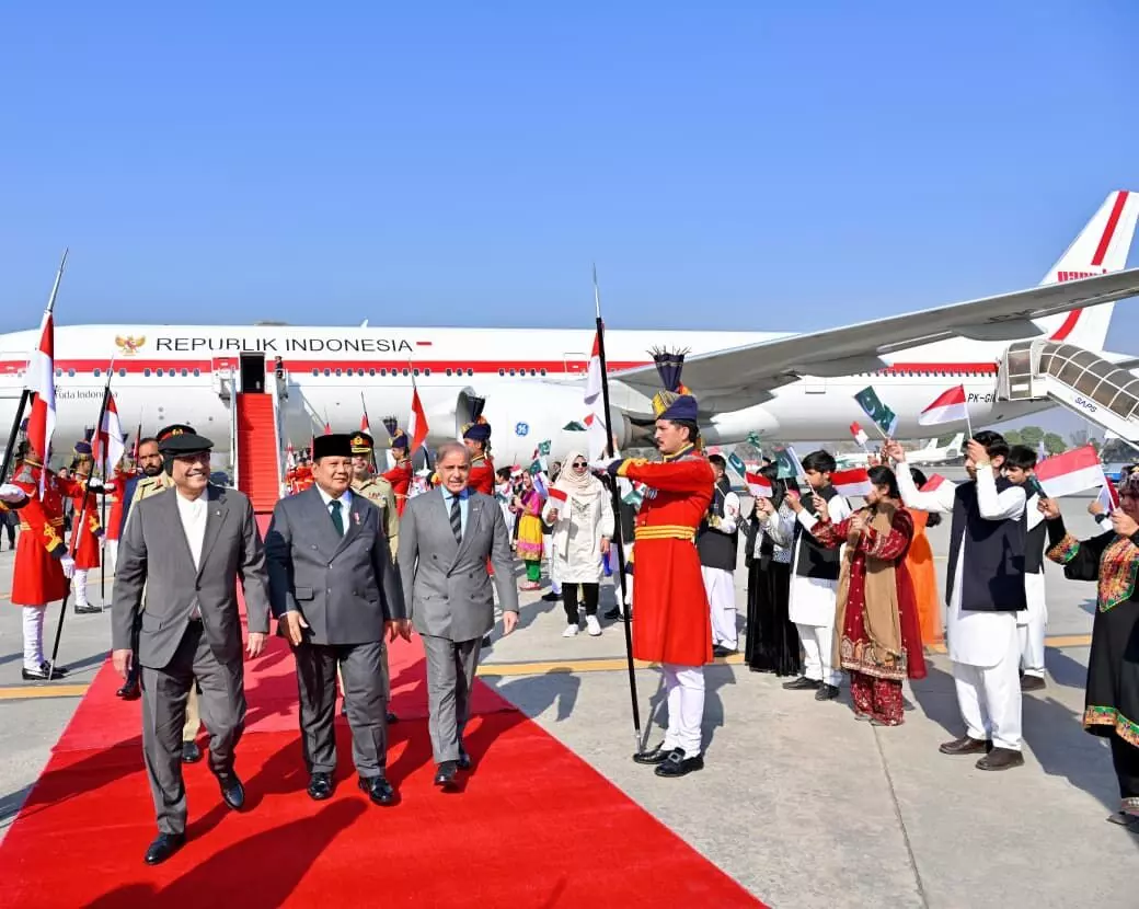 Presiden dan PM Pakistan sambut langsung Prabowo di Bandara Islamabad