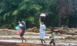 Warga Huta Nabolon melewati malam menusuk tanpa pakaian Warga Huta Nabolon melewati malam menusuk tanpa pakaian