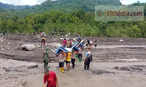 Polisi evakuasi barang milik warga terdampak bencana erupsi Semeru Polisi evakuasi barang milik warga terdampak bencana erupsi Semeru