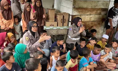 Polwan Polres Langkat gelar trauma healing untuk anak-anak korban banjir