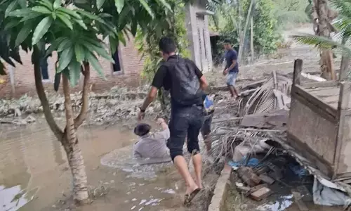 Kapolres Langkat tercebur ke dalam genangan air saat salurkan bansos banjir