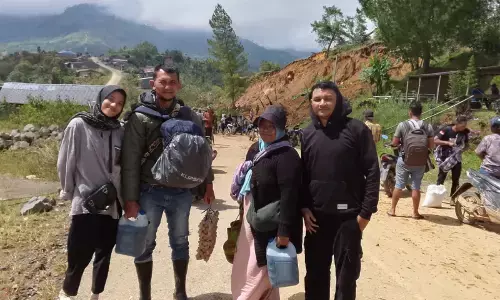 Warga Aceh Tengah tempuh jalan kaki ke Lhokseumawe mencari beras Warga Aceh Tengah tempuh jalan kaki ke Lhokseumawe mencari beras
