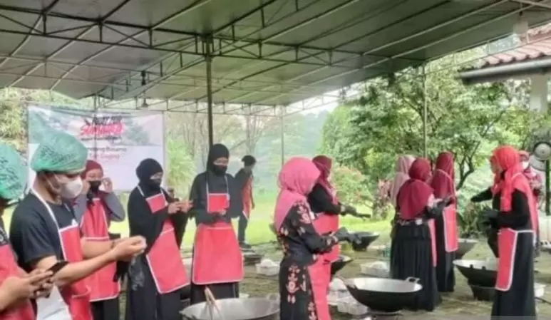 IPB produksi satu ton rendang untuk korban bencana Sumatera IPB produksi satu ton rendang untuk korban bencana Sumatera