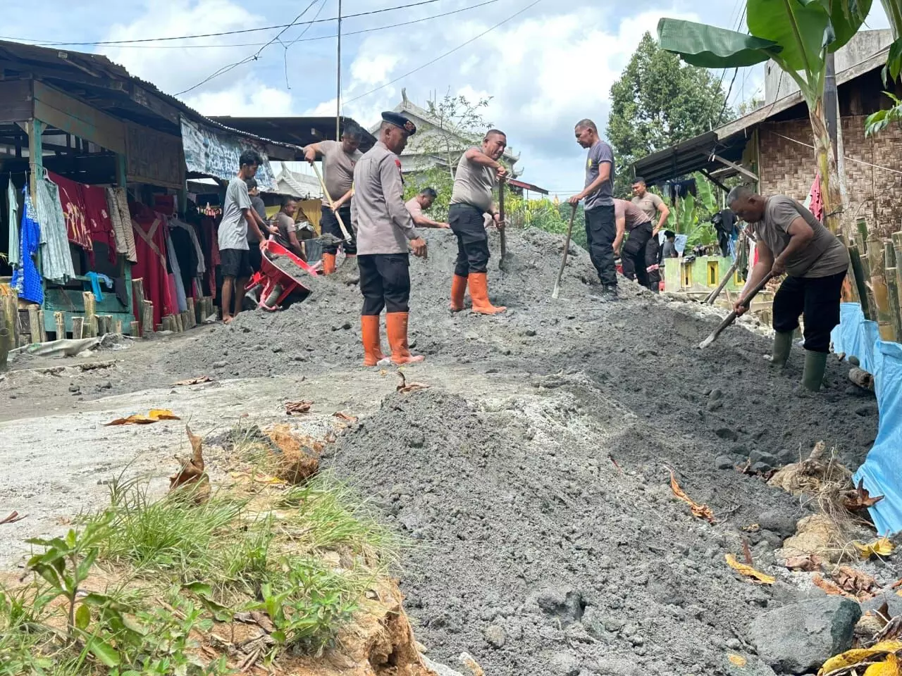 Batalyon Sat Brimob Polda Sumut perbaiki tanggul jebol di Tanjung Pura Batalyon Sat Brimob Polda Sumut perbaiki tanggul jebol di Tanjung Pura