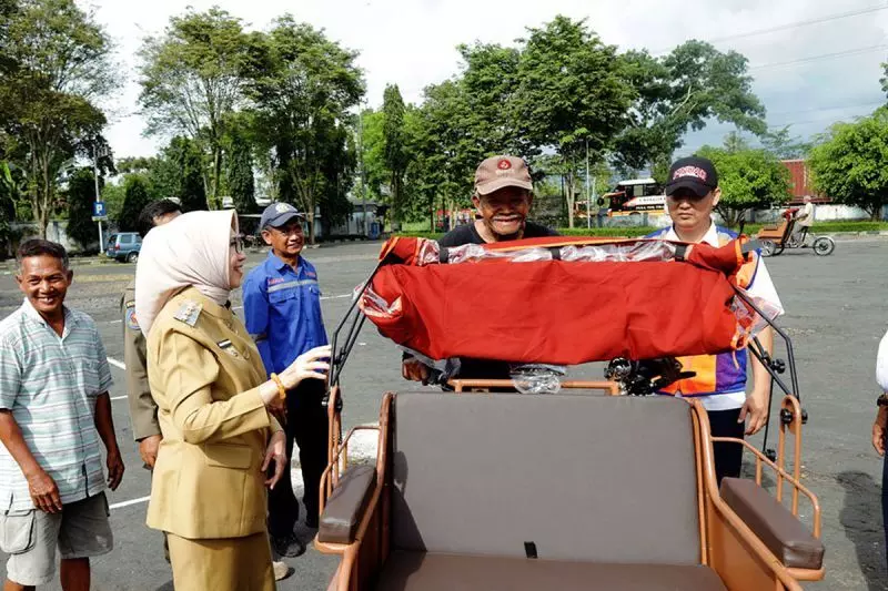Presiden bagi 100 unit becak listrik untuk pengayuh tua di Lumajang Presiden bagi 100 unit becak listrik untuk pengayuh tua di Lumajang