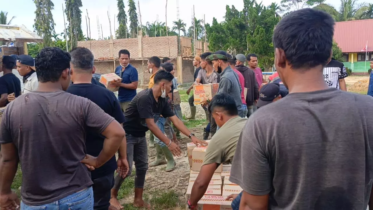Distribusi bantuan korban bencana banjir terus disalurkan ke wilayah terisolir Distribusi bantuan korban bencana banjir terus disalurkan ke wilayah terisolir